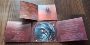 Povedený digipack alba Epigone. Mimochodem - obrázek z přebalu desky je fotografií, nikoli malbou...